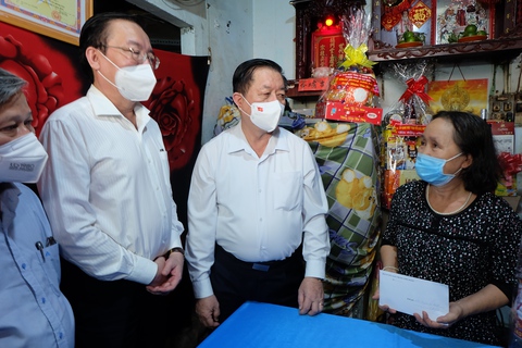Trưởng Ban Tuyên giáo Trung ương thăm, tặng quà Tết hộ gia đình khó khăn tại TP.HCM - Ảnh 1. Trưởng Ban Tuyên giáo Trung ương thăm, tặng quà Tết hộ gia đình khó khăn tại TP.HCM - Ảnh 1.