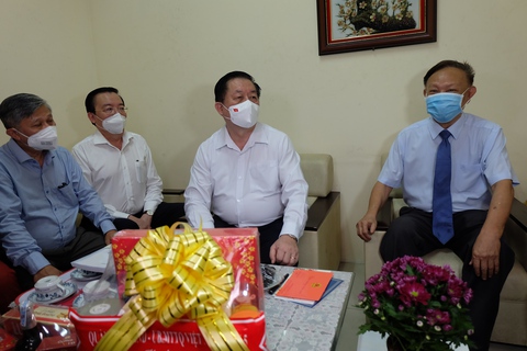 Trưởng Ban Tuyên giáo Trung ương thăm, tặng quà Tết hộ gia đình khó khăn tại TP.HCM - Ảnh 2. Trưởng Ban Tuyên giáo Trung ương thăm, tặng quà Tết hộ gia đình khó khăn tại TP.HCM - Ảnh 2.