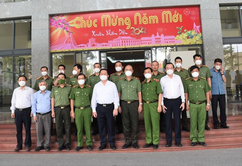 Trưởng Ban Tuyên giáo Trung ương thăm, tặng quà Tết hộ gia đình khó khăn tại TP.HCM - Ảnh 3. Trưởng Ban Tuyên giáo Trung ương thăm, tặng quà Tết hộ gia đình khó khăn tại TP.HCM - Ảnh 3.