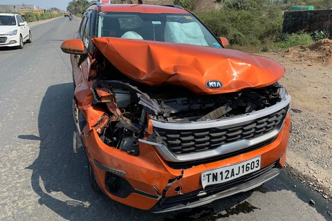 Chủ xe Kia Seltos bình an vô sự sau cú đâm mạnh ở vận tốc 80 km/h - Ảnh 1. Chủ xe Kia Seltos bình an vô sự sau cú đâm mạnh ở vận tốc 80 km/h - Ảnh 1.