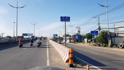 Vừa ra quân quét đinh rải dọc quốc lộ 1, hàng trăm miếng đinh sắc nhọn lại xuất hiện - Ảnh 2. Vừa ra quân quét đinh rải dọc quốc lộ 1, hàng trăm miếng đinh sắc nhọn lại xuất hiện - Ảnh 2.