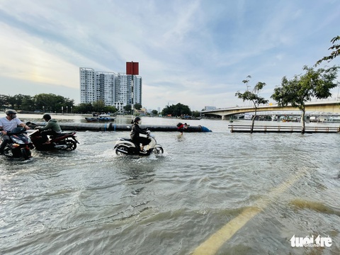 Gió mạnh kết hợp triều cường, TP.HCM đề phòng ngập đầu năm - Ảnh 1. Gió mạnh kết hợp triều cường, TP.HCM đề phòng ngập đầu năm - Ảnh 1.