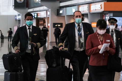 Cathay Pacific sa thải 2 nhân viên sau khi Omicron chọc thủng hàng rào phòng thủ của Hong Kong - Ảnh 1. Cathay Pacific sa thải 2 nhân viên sau khi Omicron chọc thủng hàng rào phòng thủ của Hong Kong - Ảnh 1.