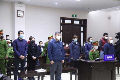 Bị cáo cựu giám đốc Bệnh viện Bạch Mai: Nhận quà biếu là... theo truyền thống ngày Tết - Ảnh 1. Bị cáo cựu giám đốc Bệnh viện Bạch Mai: Nhận quà biếu là... theo truyền thống ngày Tết - Ảnh 1.