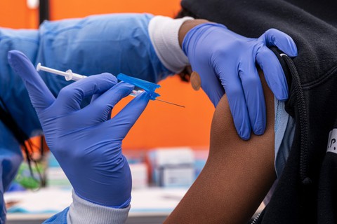 CDC Mỹ: Tiêm vắc xin và F0 hết bệnh, bên nào chống COVID-19 tốt hơn? - Ảnh 1. CDC Mỹ: Tiêm vắc xin và F0 hết bệnh, bên nào chống COVID-19 tốt hơn? - Ảnh 1.