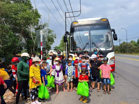 Áo mới ngày Tết cho những đứa trẻ du mục ở Phú Quốc - Ảnh 1. Áo mới ngày Tết cho những đứa trẻ du mục ở Phú Quốc - Ảnh 1.
