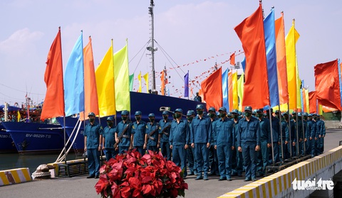 Thượng cờ Tổ quốc trên tàu Hải đội dân quân tự vệ thường trực - Ảnh 4. Thượng cờ Tổ quốc trên tàu Hải đội dân quân tự vệ thường trực - Ảnh 4.