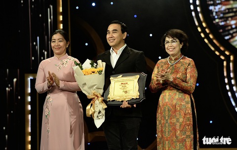 Cố ca sĩ Phi Nhung được trao giải Mai Vàng 2021 - Ảnh 8. Cố ca sĩ Phi Nhung được trao giải Mai Vàng 2021 - Ảnh 8.