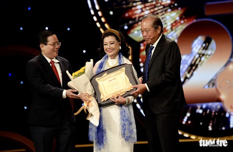 Cố ca sĩ Phi Nhung được trao giải Mai Vàng 2021 - Ảnh 2. Cố ca sĩ Phi Nhung được trao giải Mai Vàng 2021 - Ảnh 2.