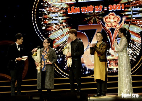 Cố ca sĩ Phi Nhung được trao giải Mai Vàng 2021 - Ảnh 4. Cố ca sĩ Phi Nhung được trao giải Mai Vàng 2021 - Ảnh 4.