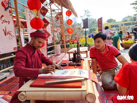 Đi cầu khỉ, học gói bánh chưng tại Hội hoa xuân - Ảnh 4. Đi cầu khỉ, học gói bánh chưng tại Hội hoa xuân - Ảnh 4.