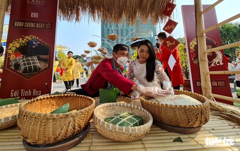 Đi cầu khỉ, học gói bánh chưng tại Hội hoa xuân - Ảnh 1. Đi cầu khỉ, học gói bánh chưng tại Hội hoa xuân - Ảnh 1.