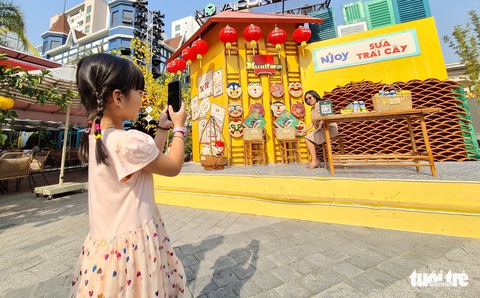 Đi cầu khỉ, học gói bánh chưng tại Hội hoa xuân - Ảnh 2. Đi cầu khỉ, học gói bánh chưng tại Hội hoa xuân - Ảnh 2.