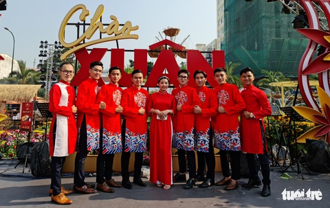 Đi cầu khỉ, học gói bánh chưng tại Hội hoa xuân - Ảnh 6. Đi cầu khỉ, học gói bánh chưng tại Hội hoa xuân - Ảnh 6.