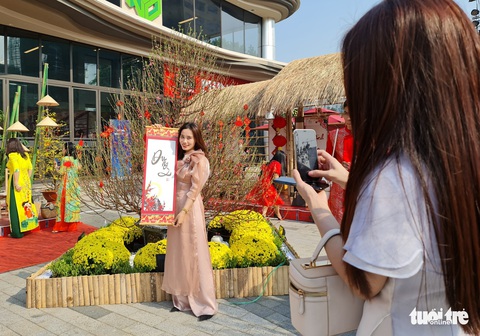 Đi cầu khỉ, học gói bánh chưng tại Hội hoa xuân - Ảnh 7. Đi cầu khỉ, học gói bánh chưng tại Hội hoa xuân - Ảnh 7.