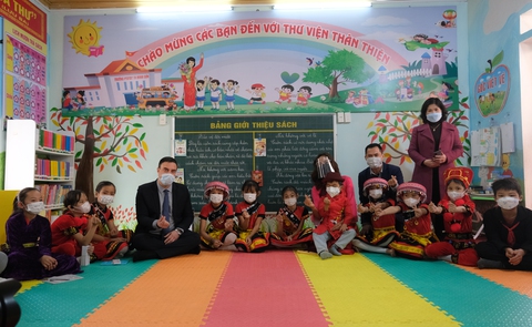 HHen Niê và Đại sứ quán Israel tặng hơn 10.000 cuốn sách cho trẻ em Hà Giang - Ảnh 1. HHen Niê và Đại sứ quán Israel tặng hơn 10.000 cuốn sách cho trẻ em Hà Giang - Ảnh 1.