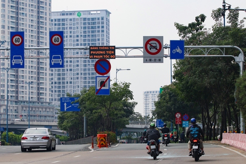 Xe vi phạm tốc độ sẽ hiển thị ở bảng điện tử lắp đặt trên đường - Ảnh 2. Xe vi phạm tốc độ sẽ hiển thị ở bảng điện tử lắp đặt trên đường - Ảnh 2.