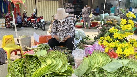Những hàng trầu cau cuối cùng ở chợ Tết - Ảnh 1. Những hàng trầu cau cuối cùng ở chợ Tết - Ảnh 1.