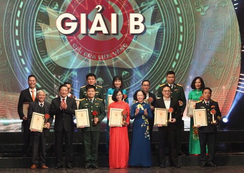 Nhà văn Ma Văn Kháng được trao 2 giải Búa liềm vàng - Ảnh 3. Nhà văn Ma Văn Kháng được trao 2 giải Búa liềm vàng - Ảnh 3.