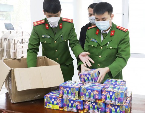 Liên tiếp bắt giữ nhiều vụ buôn pháo trái phép - Ảnh 2. Liên tiếp bắt giữ nhiều vụ buôn pháo trái phép - Ảnh 2.