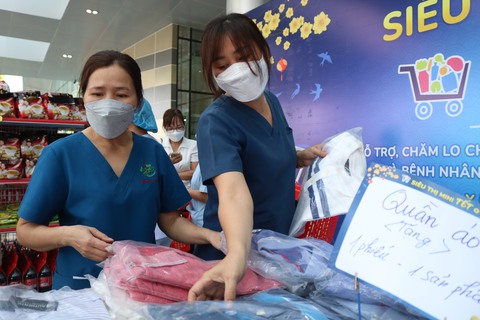 Siêu thị 0 đồng, đường hoa xuân đón bệnh nhân, nhân viên y tế - Ảnh 7. Siêu thị 0 đồng, đường hoa xuân đón bệnh nhân, nhân viên y tế - Ảnh 7.