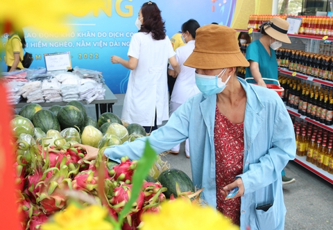 Siêu thị 0 đồng, đường hoa xuân đón bệnh nhân, nhân viên y tế - Ảnh 6. Siêu thị 0 đồng, đường hoa xuân đón bệnh nhân, nhân viên y tế - Ảnh 6.