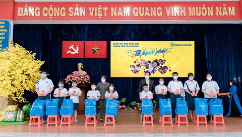 Nam A Bank mang tết hạnh phúc đến những mảnh đời khó khăn - Ảnh 1. Nam A Bank mang tết hạnh phúc đến những mảnh đời khó khăn - Ảnh 1.