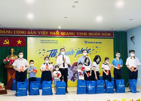 Nam A Bank mang tết hạnh phúc đến những mảnh đời khó khăn - Ảnh 3. Nam A Bank mang tết hạnh phúc đến những mảnh đời khó khăn - Ảnh 3.