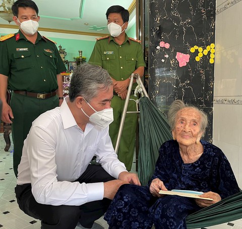 Chủ tịch UBND TP.HCM Phan Văn Mãi thăm, chúc Tết các đơn vị, hộ nghèo - Ảnh 2. Chủ tịch UBND TP.HCM Phan Văn Mãi thăm, chúc Tết các đơn vị, hộ nghèo - Ảnh 2.
