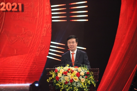 Nhà văn Ma Văn Kháng được trao 2 giải Búa liềm vàng - Ảnh 2. Nhà văn Ma Văn Kháng được trao 2 giải Búa liềm vàng - Ảnh 2.