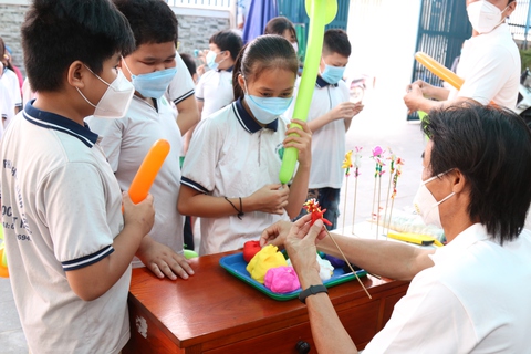 Trao yêu thương, gửi Tết đến trẻ em và người khó khăn - Ảnh 1. Trao yêu thương, gửi Tết đến trẻ em và người khó khăn - Ảnh 1.