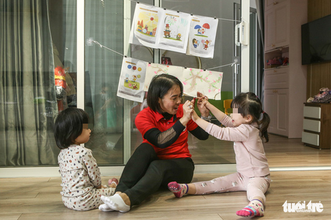 Trường học đóng cửa, cô giáo mầm non thành shipper, thợ làm nail - Ảnh 2. Trường học đóng cửa, cô giáo mầm non thành shipper, thợ làm nail - Ảnh 2.