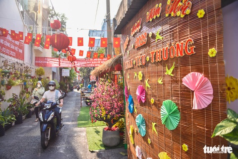 Hẻm Sài Gòn thay áo mới đón Tết Nhâm Dần - Ảnh 2. Hẻm Sài Gòn thay áo mới đón Tết Nhâm Dần - Ảnh 2.