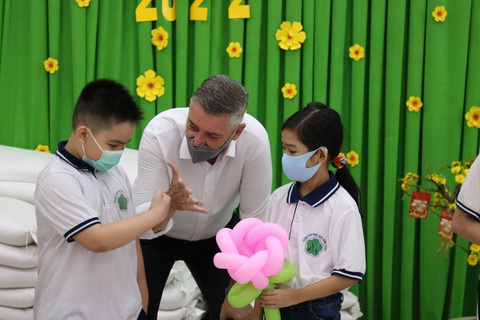 Trao yêu thương, gửi Tết đến trẻ em và người khó khăn - Ảnh 2. Trao yêu thương, gửi Tết đến trẻ em và người khó khăn - Ảnh 2.