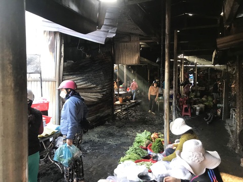 8 kiôt ở chợ Hà Lam bị cháy, tiểu thương thiệt hại khi Tết cận kề - Ảnh 1. 8 kiôt ở chợ Hà Lam bị cháy, tiểu thương thiệt hại khi Tết cận kề - Ảnh 1.