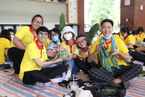 Sinh viên hào hứng thi tài gói bánh chưng, bánh tét - Ảnh 1. Sinh viên hào hứng thi tài gói bánh chưng, bánh tét - Ảnh 1.