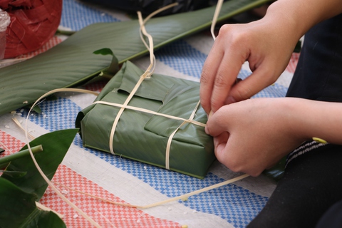 Sinh viên hào hứng thi tài gói bánh chưng, bánh tét - Ảnh 3. Sinh viên hào hứng thi tài gói bánh chưng, bánh tét - Ảnh 3.