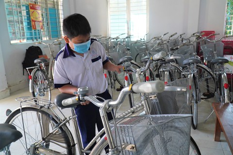 Chiếc xe đạp chở yêu thương của cô học trò lớp 4 ở Bến Tre - Ảnh 4. Chiếc xe đạp chở yêu thương của cô học trò lớp 4 ở Bến Tre - Ảnh 4.
