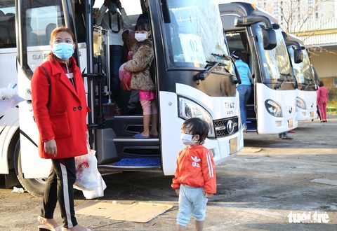 ‘Nhờ có chuyến xe công đoàn, tôi mới được cùng con về quê đón Tết’ - Ảnh 1. ‘Nhờ có chuyến xe công đoàn, tôi mới được cùng con về quê đón Tết’ - Ảnh 1.