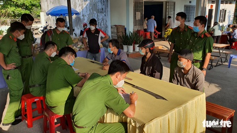 Mang hàng nóng nộp công an đổi quà dịp Tết - Ảnh 2. Mang hàng nóng nộp công an đổi quà dịp Tết - Ảnh 2.