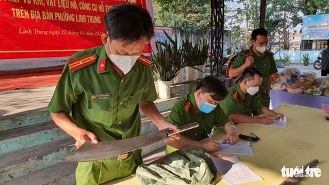 Mang hàng nóng nộp công an đổi quà dịp Tết - Ảnh 1. Mang hàng nóng nộp công an đổi quà dịp Tết - Ảnh 1.