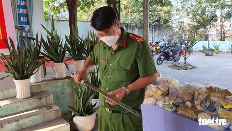 Mang hàng nóng nộp công an đổi quà dịp Tết - Ảnh 3. Mang hàng nóng nộp công an đổi quà dịp Tết - Ảnh 3.
