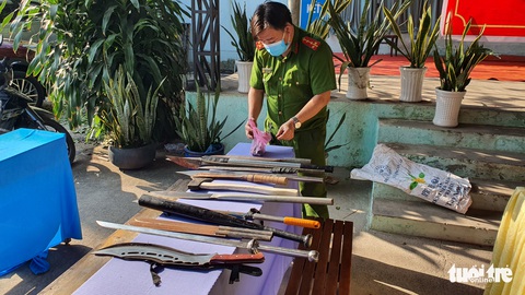 Mang hàng nóng nộp công an đổi quà dịp Tết - Ảnh 4. Mang hàng nóng nộp công an đổi quà dịp Tết - Ảnh 4.