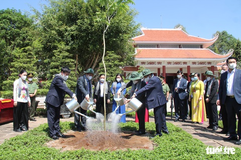 Chủ tịch Quốc hội Vương Đình Huệ chúc Tết và trao quà tại Bến Tre - Ảnh 2. Chủ tịch Quốc hội Vương Đình Huệ chúc Tết và trao quà tại Bến Tre - Ảnh 2.