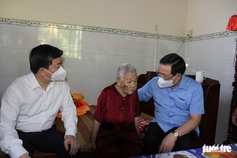 Chủ tịch Quốc hội Vương Đình Huệ chúc Tết và trao quà tại Bến Tre - Ảnh 4. Chủ tịch Quốc hội Vương Đình Huệ chúc Tết và trao quà tại Bến Tre - Ảnh 4.