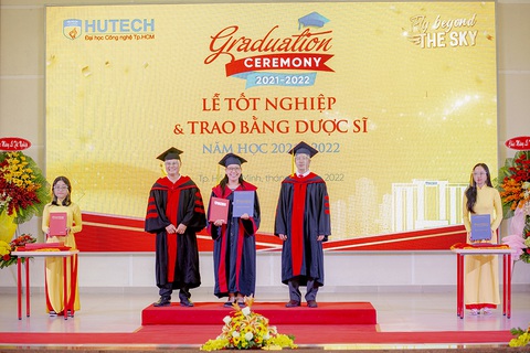 Những tân Dược sĩ đặc biệt tại HUTECH - Ảnh 1. Những tân Dược sĩ đặc biệt tại HUTECH - Ảnh 1.