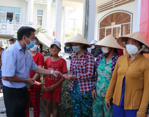 Báo Tuổi Trẻ tặng 500 phần quà Tết cho người nghèo Cà Mau - Ảnh 2. Báo Tuổi Trẻ tặng 500 phần quà Tết cho người nghèo Cà Mau - Ảnh 2.