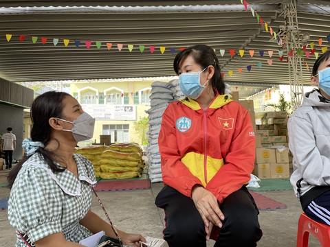 Tiệm hớt tóc di động cho trẻ mồ côi vì đại dịch COVID-19 - Ảnh 4. Tiệm hớt tóc di động cho trẻ mồ côi vì đại dịch COVID-19 - Ảnh 4.