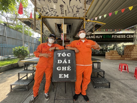 Tiệm hớt tóc di động cho trẻ mồ côi vì đại dịch COVID-19 - Ảnh 6. Tiệm hớt tóc di động cho trẻ mồ côi vì đại dịch COVID-19 - Ảnh 6.
