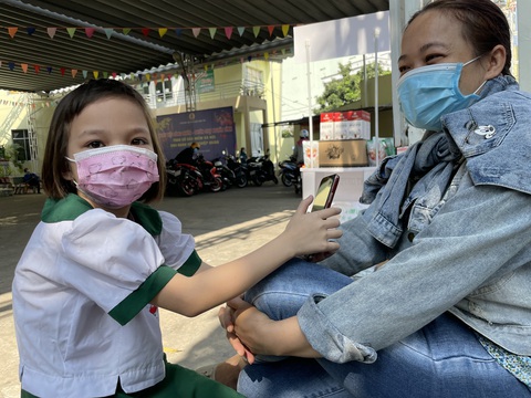 Tiệm hớt tóc di động cho trẻ mồ côi vì đại dịch COVID-19 - Ảnh 5. Tiệm hớt tóc di động cho trẻ mồ côi vì đại dịch COVID-19 - Ảnh 5.